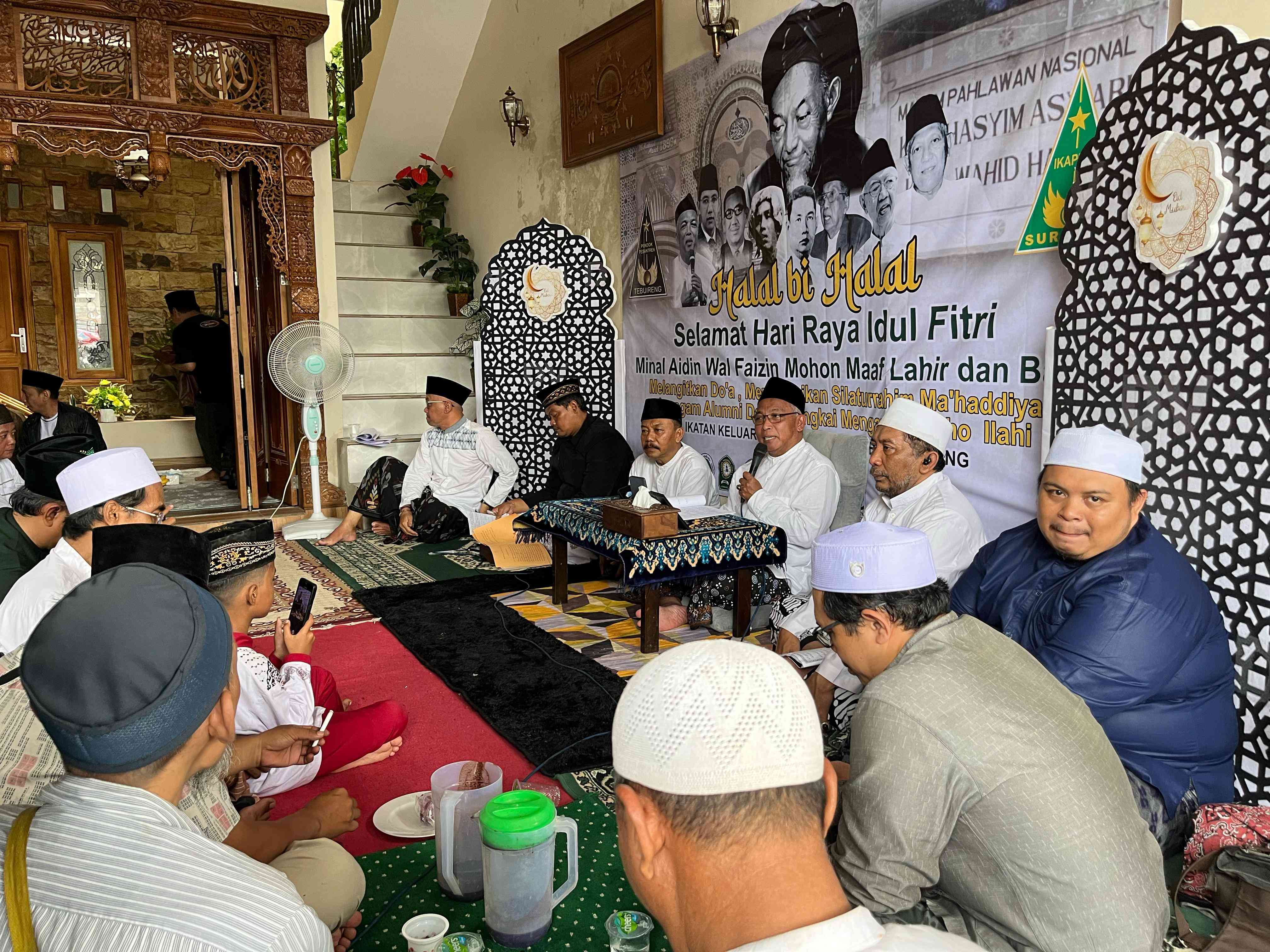 KH Fahmi Amrullah Hadzik (Gus Fahmi) saat membaca Kitab At-Tibyan karya Hadratussyaikh KH M. Hasyim Asy’ari di kediaman M. Mas