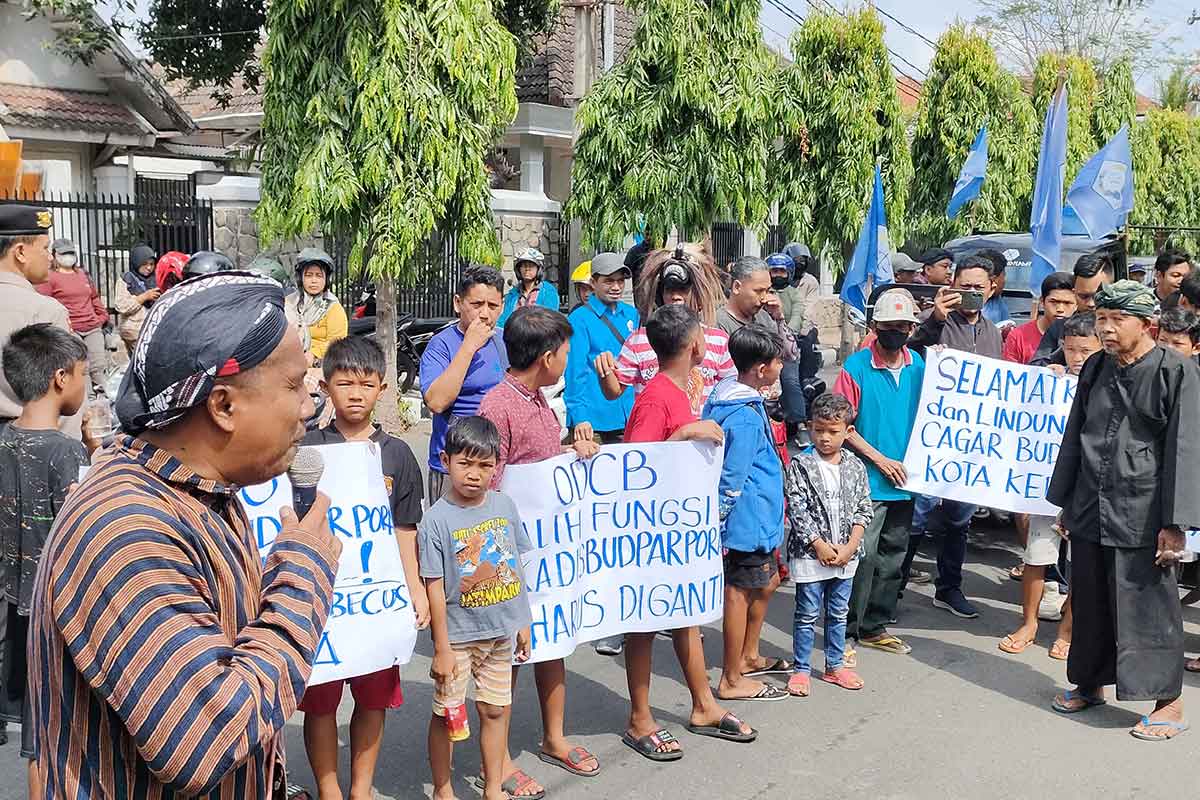 Supriyo, Korlap Aksi, saat berorasi didepan masa aksi yang melibatkan anak-anak. Foto: Muji Harjita/BANGSAONLINE.com