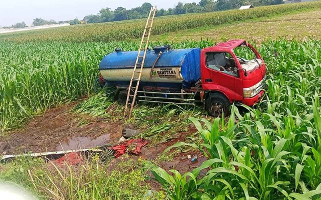 Truk bermuatan pupuk cair yang dikemdikan oleh Maksum, setelah dievakuasi oleh warga sekitar, usai terperosok dan terguling di area persawahan Desa Pesisir, Kecamatan Sumberasih, Probolinggo, Jumat (24/10/2025). Foto: Detik.com