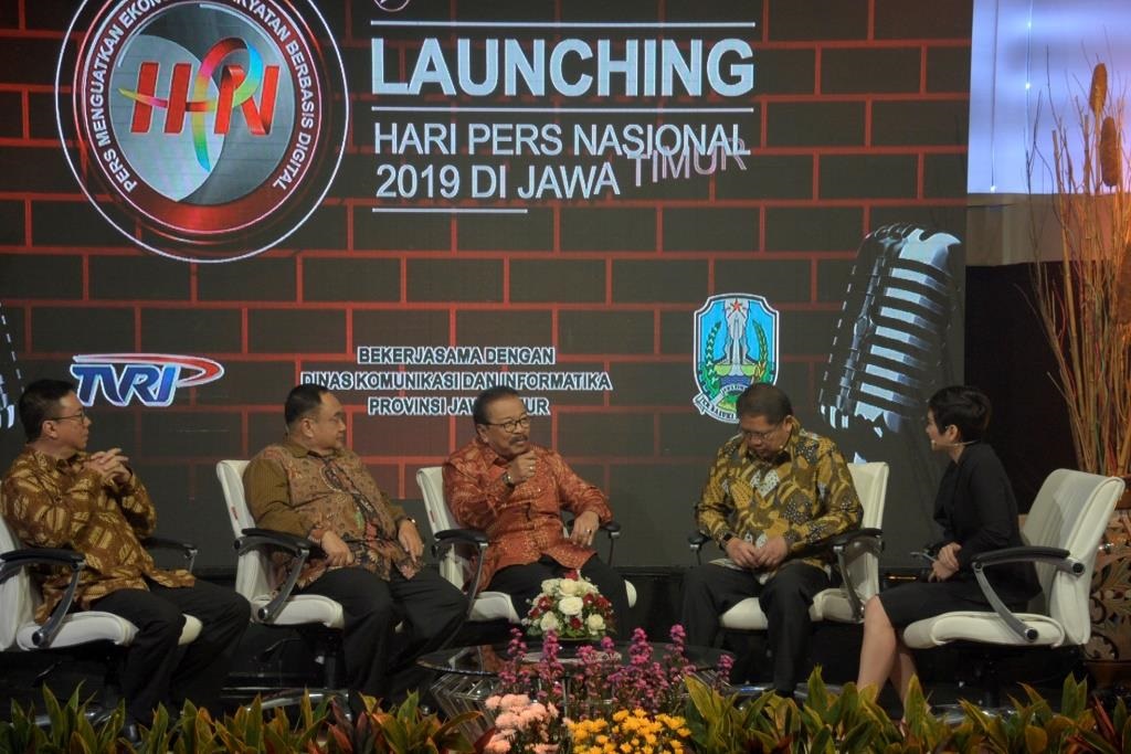 Gubernur Jatim Dr H Soekarwo bersama Menkominfo RI saat Talk Show acara Launching Hari Pers Nasional 2019 di Auditorium TVRI Pusat Jakarta.