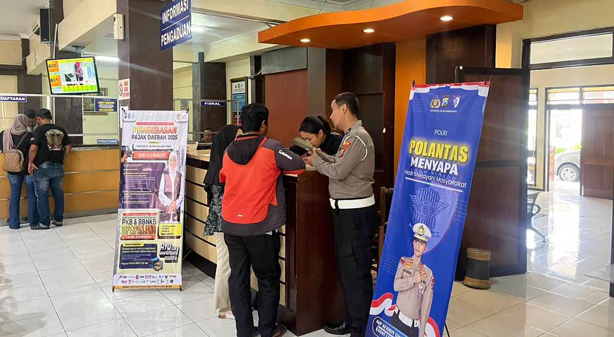 Petugas saat menyosialisasikan Polantas Menyapa kepada warga yang datang ke Kantor Samsat Kota Kediri. Foto: Ist
