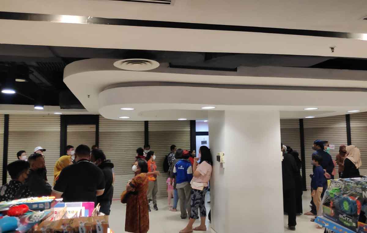Antrean para pemohon SIM di Tunjungan Plaza Surabaya.