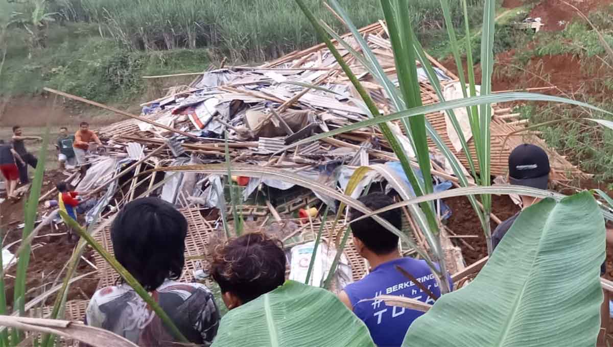 Tanah Longsor di Kesamben Blitar, Diduga Ada 4 Orang Tertimbun