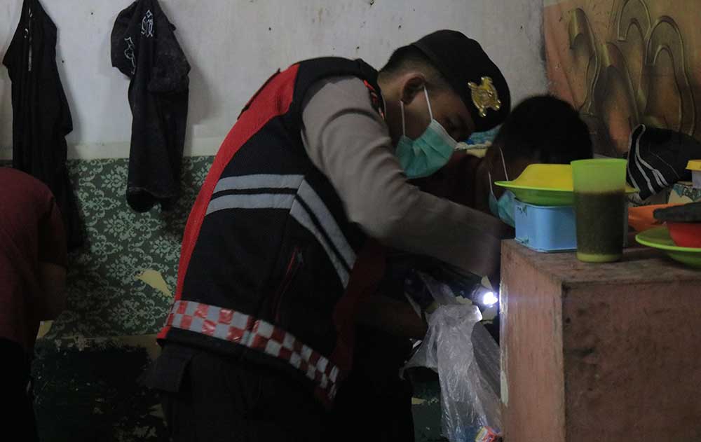 Petugas saat mazia kamar blok di Lapas Pemuda Madiun.