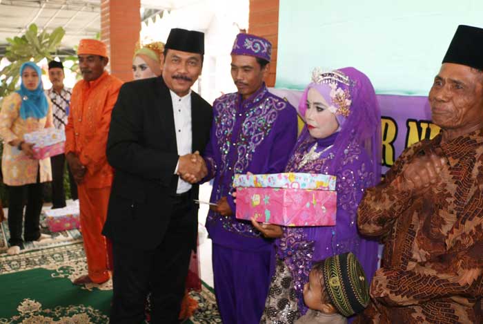 Wabup Moh. Qosim memberikan ucapan selamat kepada peserta nikah massal.