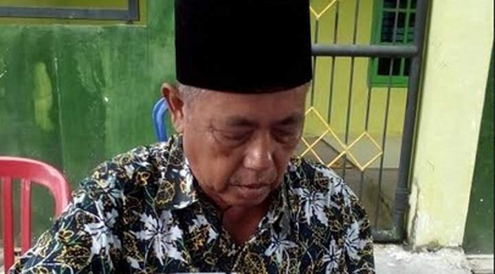 Korban semasa hidup, saat bertugas di TPS 18 Kelurahan Pejagan.