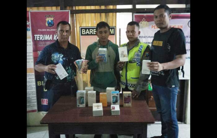 Tersangka Nadhif saat diekspos Polsek Dukun. foto: SYUHUD/ BANGSAONLINE