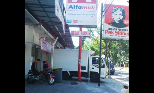 Salah satu pasar modern di jalan Suwoko yang tidak sediakan RTH. (foto: haris/BANGSAONLINE)
