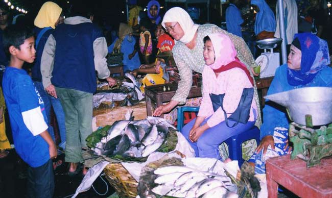 Ppenjual bandeng diserbu pembeli pada malam pasar bandeng tahun lalu. foto: SYUHUD/  BANGSAONLINE