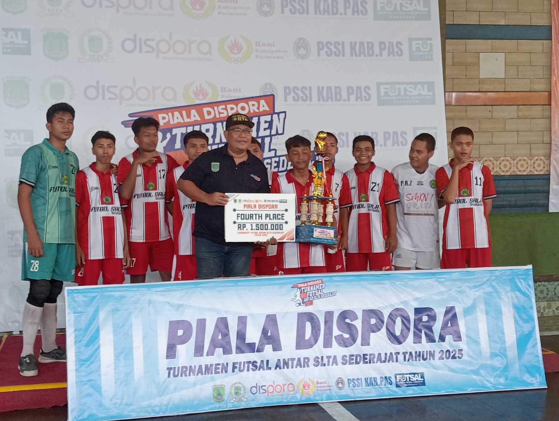 Penyerahan piala juara turnamen Futsal Dispora Kabupaten Pasuruan 