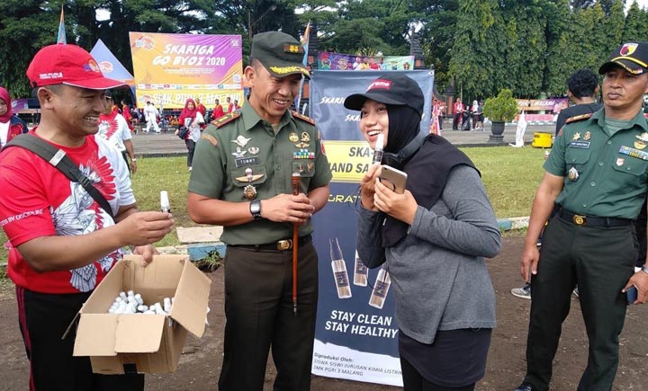 Kepala SMK PGRI 3 Malang M. Lukman Hakim bersama Dandim 0833 saat membagikan Hand Sanitizer secara cuma-cuma kepada warga ketika jogging di lapangan Rampal, Malang, Sabtu (07/03). foto: IWAN IRAWAN/ HARIAN BANGSA