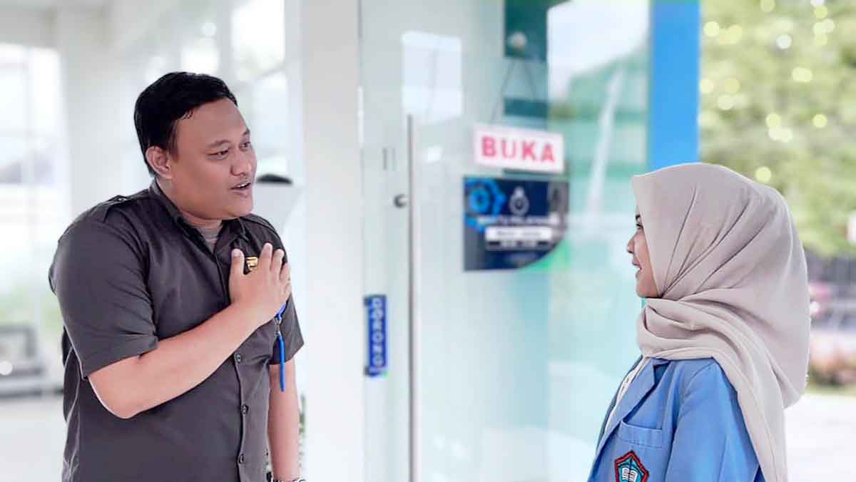 Petugas dari BPJS Kesehatan saat memberi pelayanan ke masyarakat.