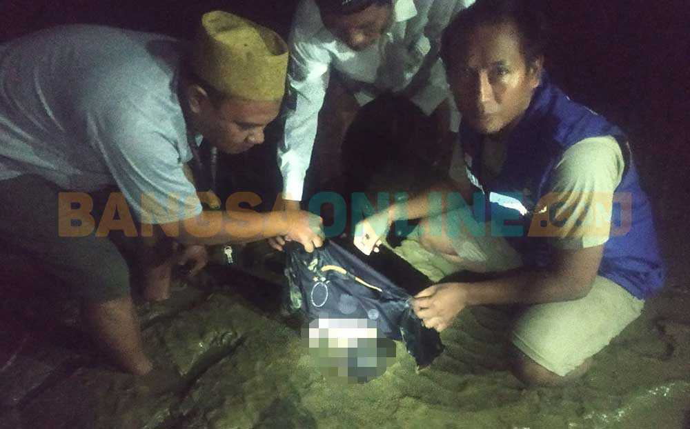 Mayat bayi saat hendak dievakusi oleh warga Desa Taddan Sampang. Foto: Ist.