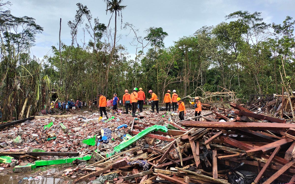 Dahsyatnya ledakan di Desa Karangbendo Blitar menyebabkan puluhan rumah rusak hingga rata dengan tanah.