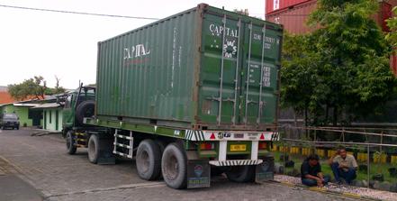 Truk kontainer yang digunakan pelaku untuk mengangkut pupuk ilegal. foto: Rusmiyanto/BangsaOnline.com