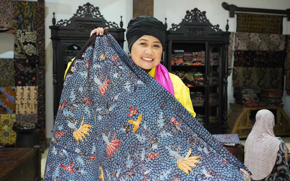 Luluk Nur Hamidah menunjukkan kain batik saat mengunjungi Gallery Zulpah Batik di Bangkalan, Sabtu (28/9/2024).