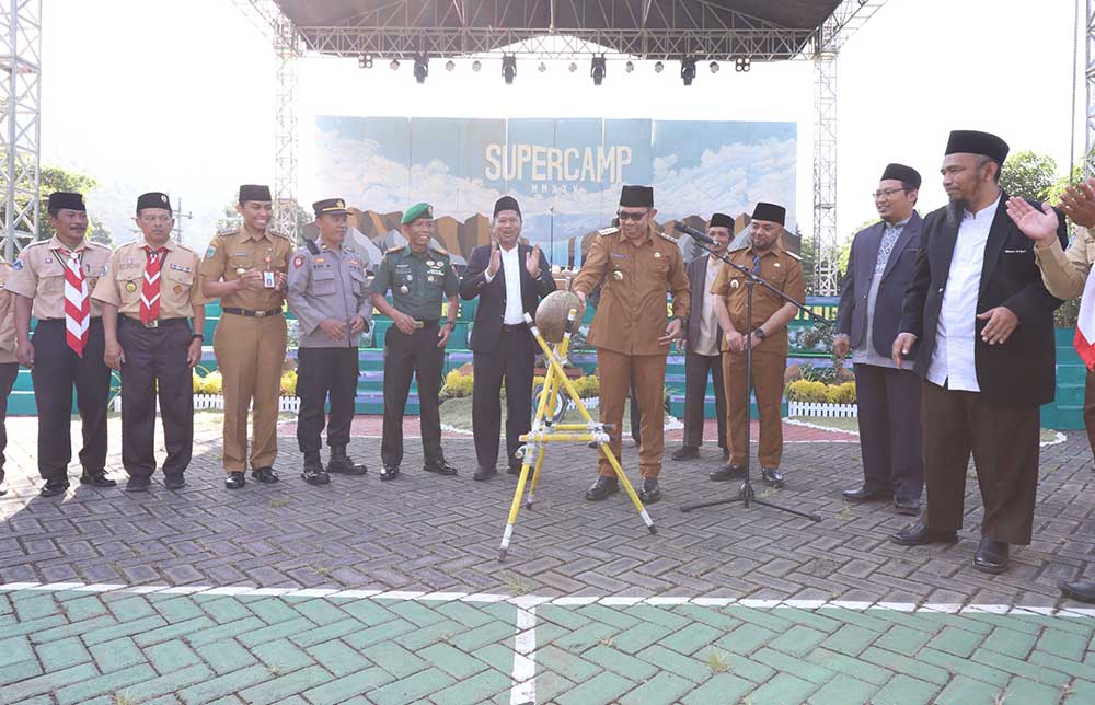 Wali Kota Batu, Nurochman, saat meresmikan Supercamp VII Islamic International Boarding School (IIBS) Al Izzah Kota Batu.