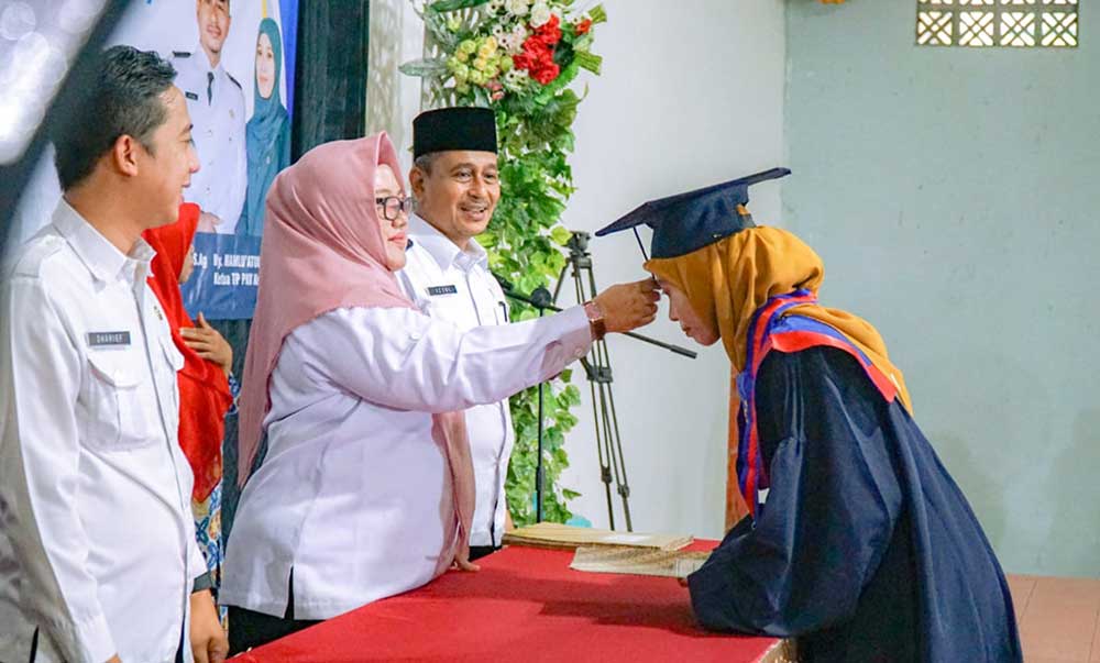 Wabup Gresik Aminatun Habibah saat mewisuda lulusan SOTH. Foto: Ist.