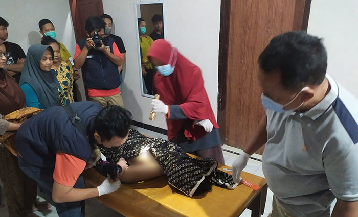 Petugas saat memeriksa jenazah seorang nenek dari Dusun Patilaler, Desa Deyeng, Kecamatan Ringinrejo Kabupaten Kediri, yang tewas tenggelam usai menceburkan diri ke sumur. Foto: Ist