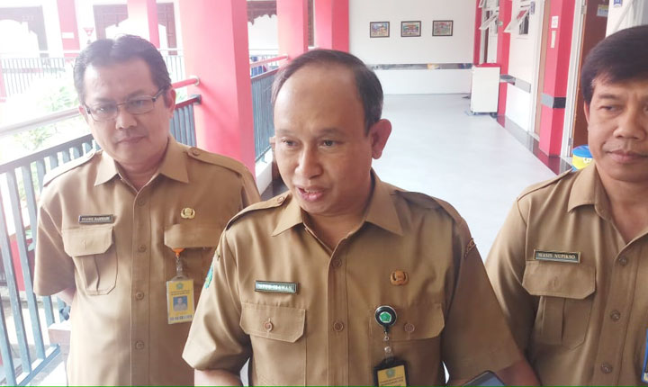 Direktur RSUD Sidoarjo, Atok Irawan saat memberikan keterangan kepada wartawan.