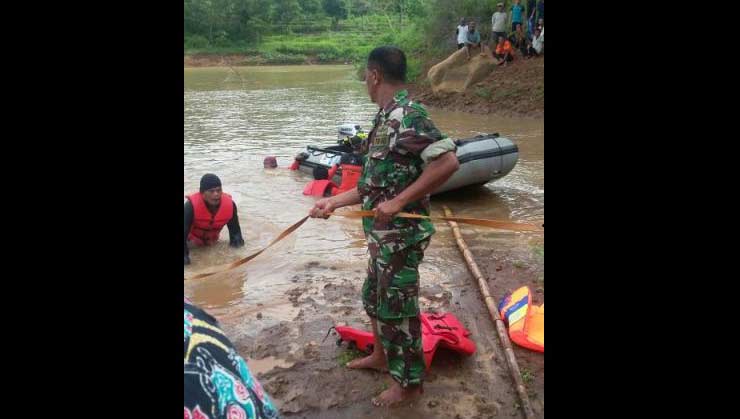 Petugas saat melakukan pencarian jasad korban tenggelam. foto: soewandito/ BANGSAONLINE