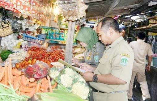 Daya Uji, Kabid Disperindag saat monitor ke pasar Bangil. foto: istimewa