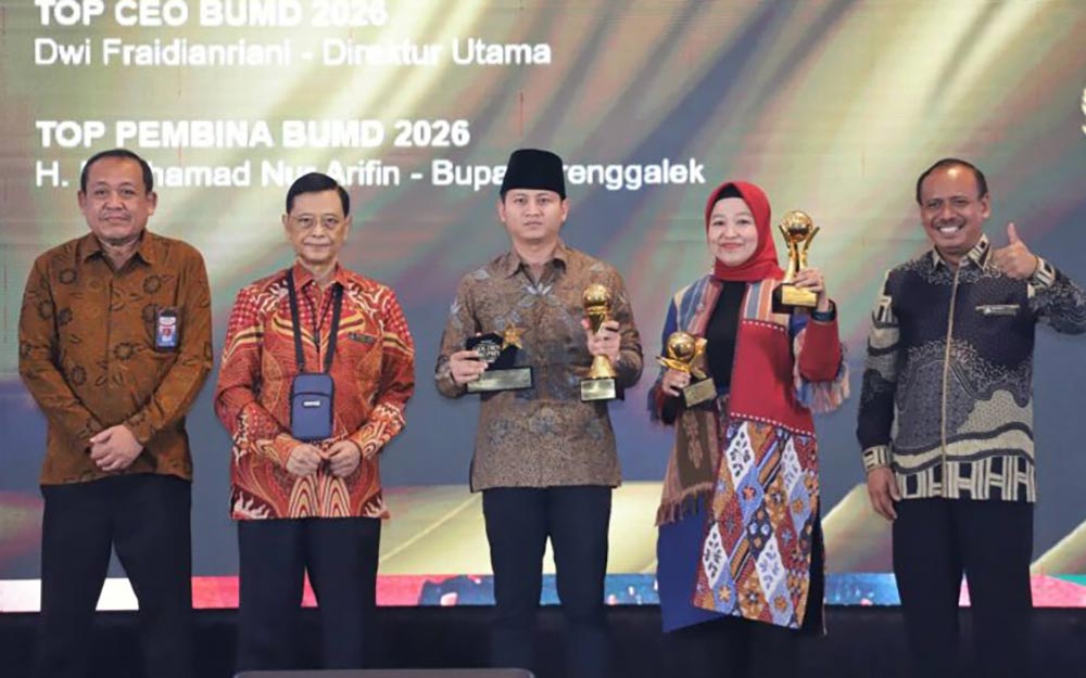 Penyerahan penghargaan TOP BUMD Awards 2026 di Jakarta.