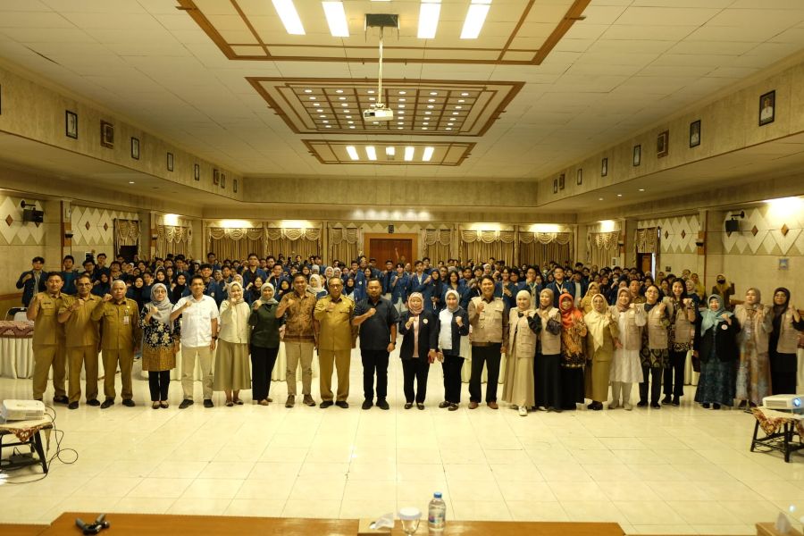 Bupati Gresik Fandi Akhmad Yani bersama para peserta KKN-BBK Unair. foto: ist.