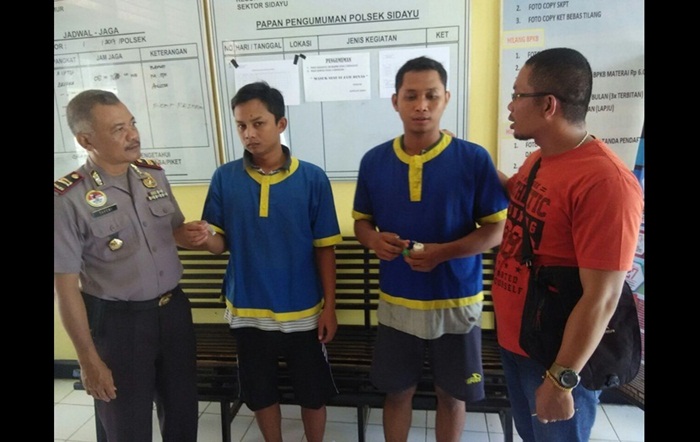 Petugas Polsek Manyar ketika ekspos kedua tersangka. Foto: Syuhud/BANGSAONLINE
