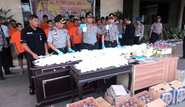 DIBEBER: Polisi saat menunjukkan hasil Operasi Tumpas Semeru 2016 di Mapolres Tulungagung, kemarin. foto: feri/ BANGSAONLINE