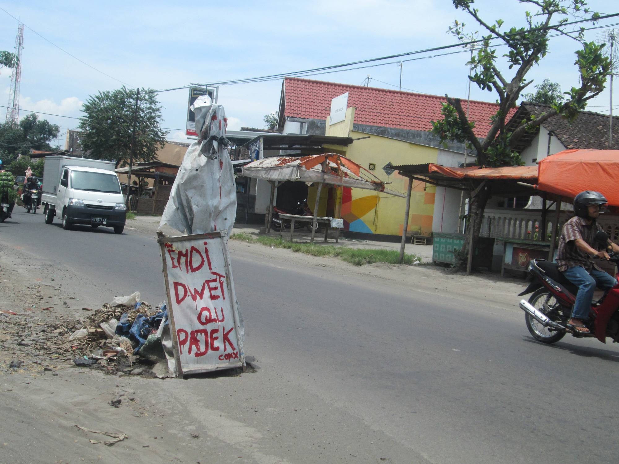 Warga Letakkan Patung Pocong di Jalan