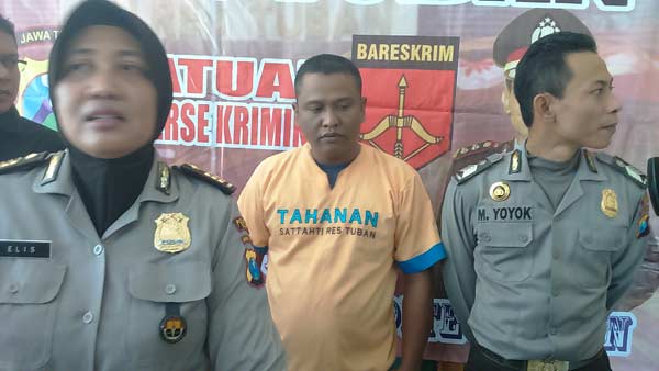 ABAL-ABAL: Kasto, tersangka pemerasan yang mengaku wartawan saat dikeler petugas di Mapolres Tuban. foto: suwandi/ HARIAN BANGSA