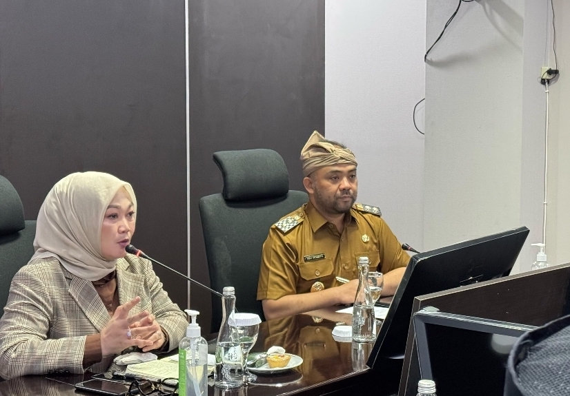Ketua Pansus Raperda Inisiatif, Tri Astuti (kiri) bersama Wakil Wali Kota Batu Heli Suyanto saat diskusi bersama di Pemkot Batu