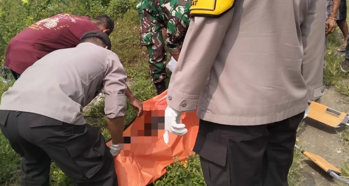 Anggota Polsek Babat saat upaya evakuasi korban