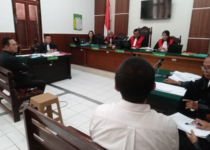 Terdakwa saat menjalani sidang di PN Surabaya