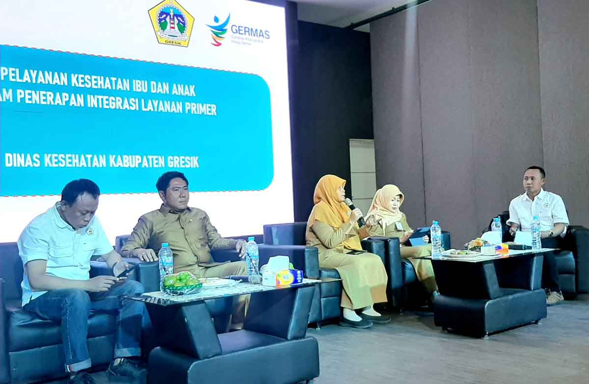 Keterangan foto dari kanan: M. Syuhud AM selaku moderator; Kepala Dinkes Gresik, Mukhibatul Khusnah; Kabid Kesmas Dinkes Gresik, Anik Luthfiyah; anggota Fraksi Gerindra, Lutfi Dawam; dan Ketua KWG, Miftahul Arif.