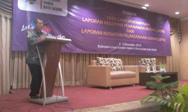Kepala BPM Kota Kediri Triyono Kutut saat membuka seminar LKPM dan LKPU. foto: arif kurniawan/ BANGSAONLINE