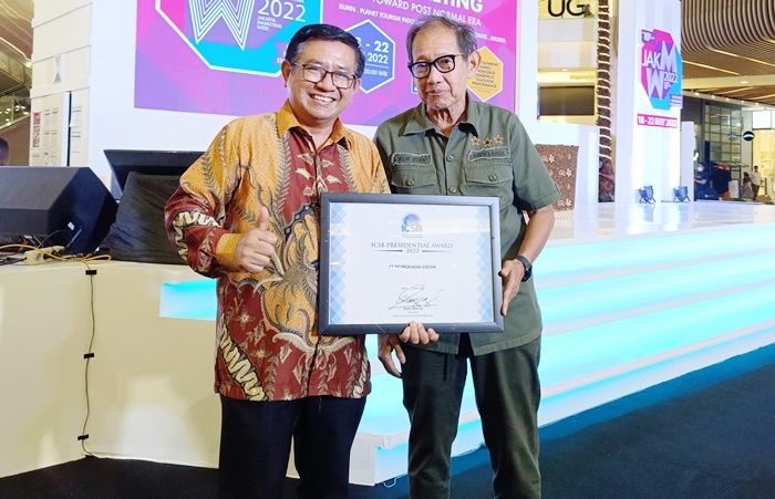Direktur Utama Petrokimia Gresik, Dwi Satriyo Annurogo (kiri) bersama dengan Hermawan Kartajaya, Founder & Chairman MarkPlus Inc, usai  menerima  penghargaan Presidential Award 2022 dari ICSB Indonesia. foto: ist.