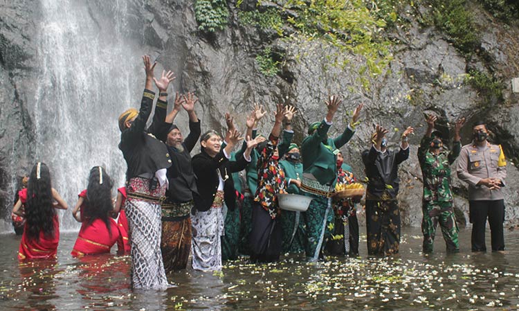 Bupati Nganjuk, Novi Rahman Hidayat bersama wakil bupati dan seluruh pimpinan forpimda saat tabur bunga larung sesaji. (foto: BAMBANG/ BANGSAONLINE).