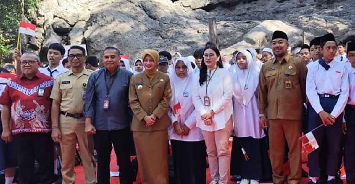 Wali Kota Kediri dan Kepala OJK Kediri, Ismirani Saputri, bersama para pejabat serta pelajar. Foto: Ist

