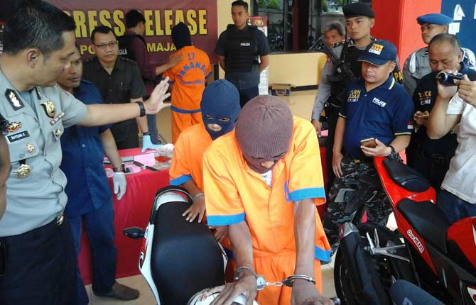 Dua pelaku saat melakukan adegan menjambet pelaku