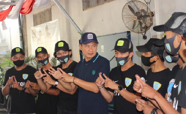 Yuhronur Efendi saat foto bersama komunitas Disabilitas Lamongan