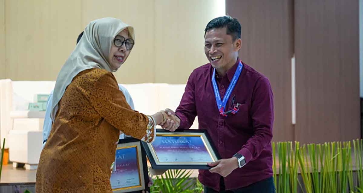 Ketua Asosiasi Dosen Hukum Acara Perdata se-Indonesia, Prof. Dr. Laela Fahria, SH, MH, saat menyerahkan sertifikat pada Kaprodi Ilmu Hukum FH Uniska, sebagai wakil dari penulis artikel terbaik atas nama Dr. Emi Puasa Handayani. Foto: Ist