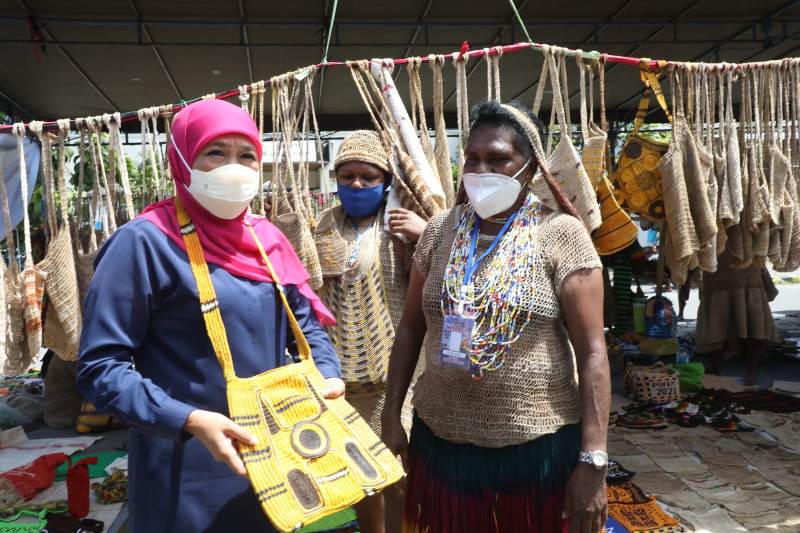 Ajak Atlet Beli Produk Papua, Khofifah Janji Undang Pelaku UMKM Papua ...