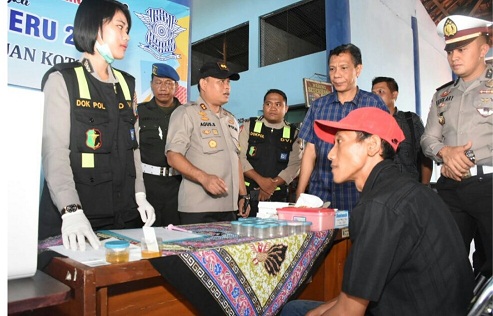 Kapolres Pasuruan Kota, AKBP Agus Sudaryatno, S.I.K., M.H. didampingi Kasat Lantas, AKP Kadek Ary Mahardika, SH, S.I.K., saat menggelar pemeriksaan tes urin dan kesehatan. foto: ANDY FACHRUDIN/ BANGSAONLINE