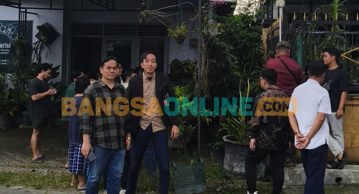 Akson Nul Huda (kiri) dan rekan (kuasa hukum Supartun), saat ikut mendampingi pengukuran ulang batas tanah yang disengketakan. Foto: MUJI HARJITA/BANGSAONLINE