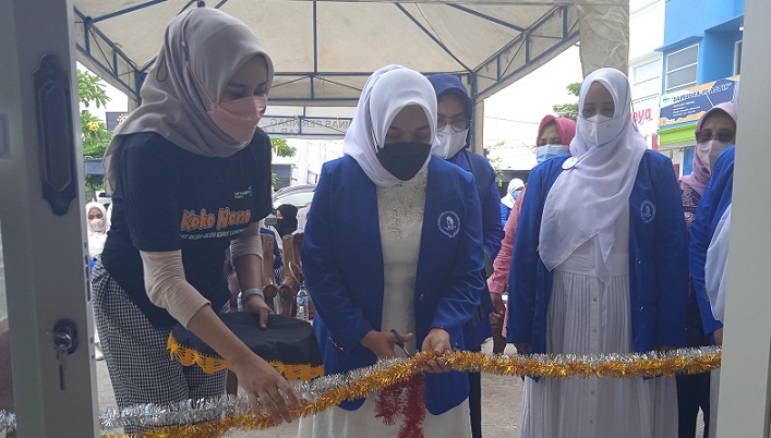 
Anis Kartikawati saat potong pita tanda dibukanya pusat oleh-oleh Koko-Nono.
