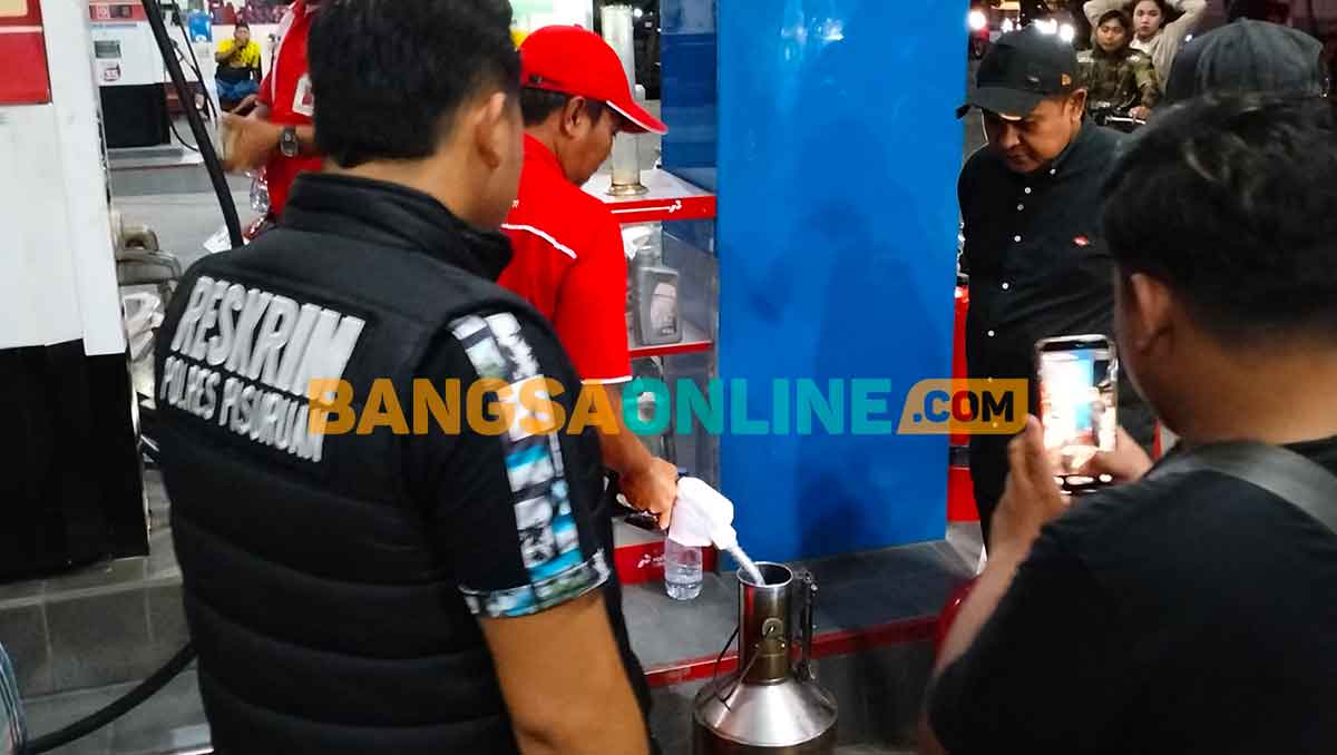 Tim gabungan DPRD, Disperindag, dan Polres Pasuruan menelusuri dugaan BBM bermasalah di empat titik SPBU Pandaan. Foto: M Andy Fachrudin/BANGSAONLINE
