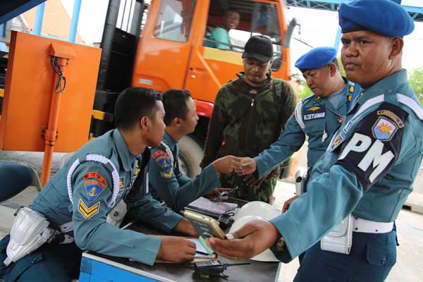 seseorang sedang diperiksa oleh anggota POM Koarmatim. foto: penarmatim