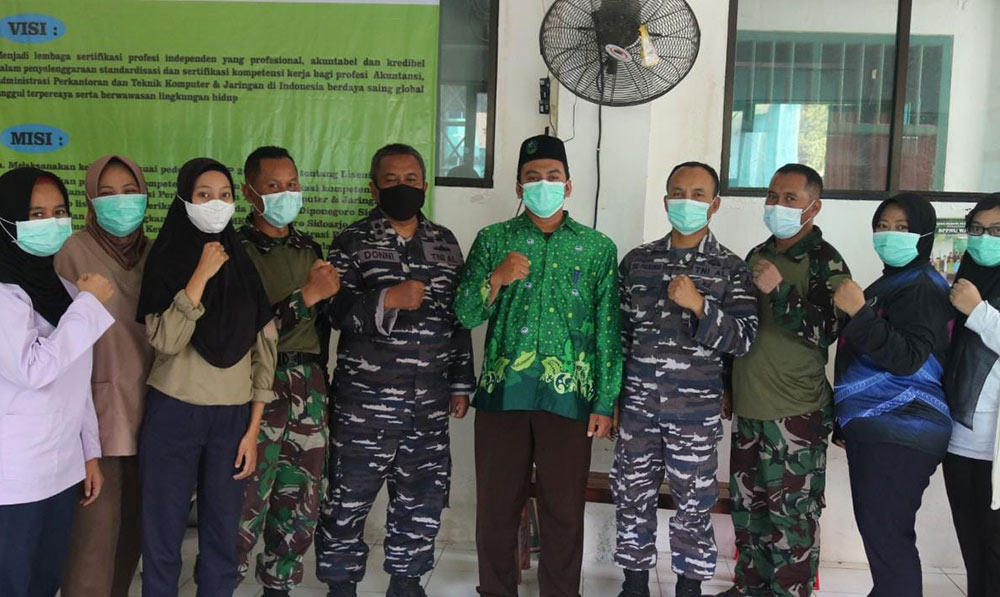 SMK Diponegoro Sidoarjo menyelenggarakan program vaksinasi dosis kedua bekerja sama dengan Akademi Angkatan Laut (AAL) Surabaya.
